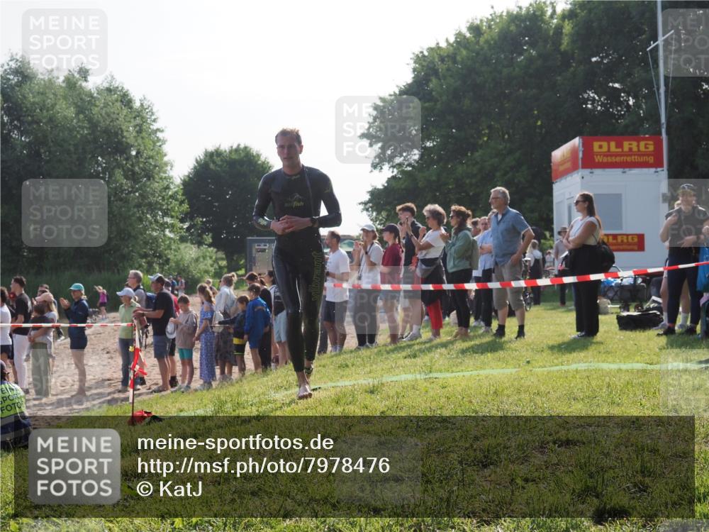 15.06.2025 - 27. Vierlanden-Triathlon KatJ http://msf.ph/oto/7978476 15.06.2025 08:40:22 Schwimmen 67, 82 meine-sportfotos.de
