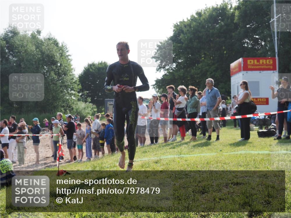 15.06.2025 - 27. Vierlanden-Triathlon KatJ http://msf.ph/oto/7978479 15.06.2025 08:40:23 Schwimmen 67, 82 meine-sportfotos.de