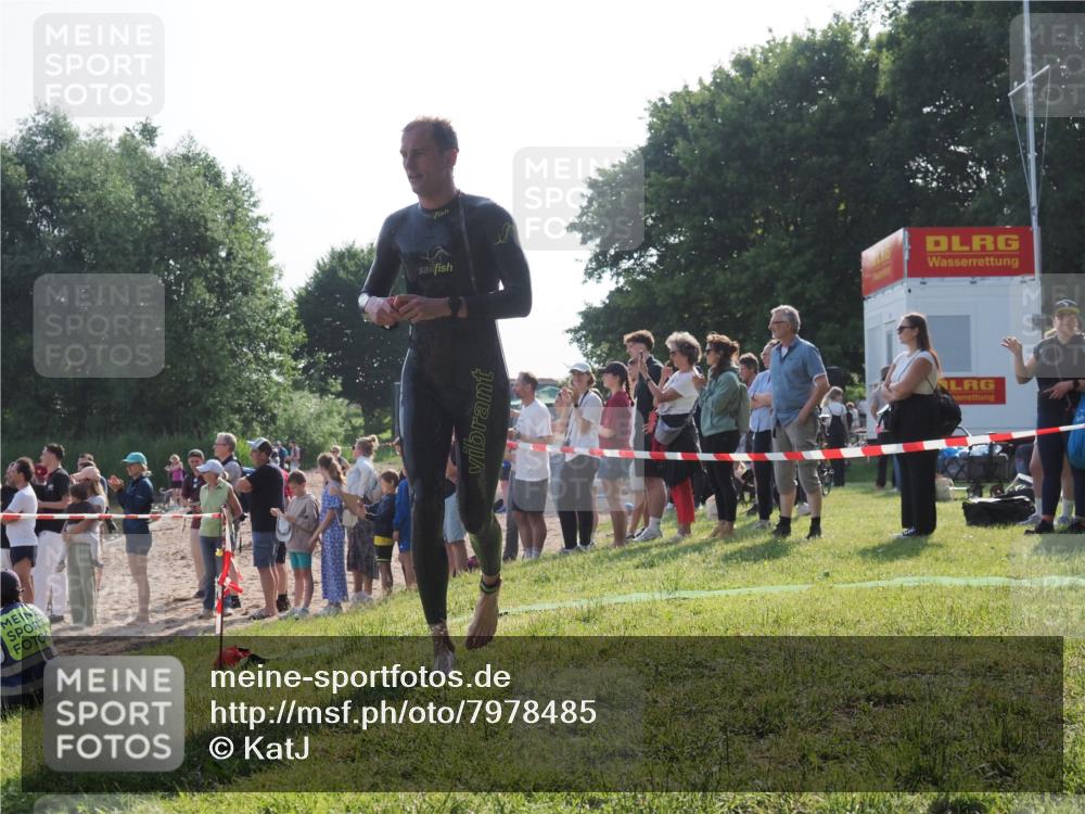 15.06.2025 - 27. Vierlanden-Triathlon KatJ http://msf.ph/oto/7978485 15.06.2025 08:40:23 Schwimmen 67, 82 meine-sportfotos.de