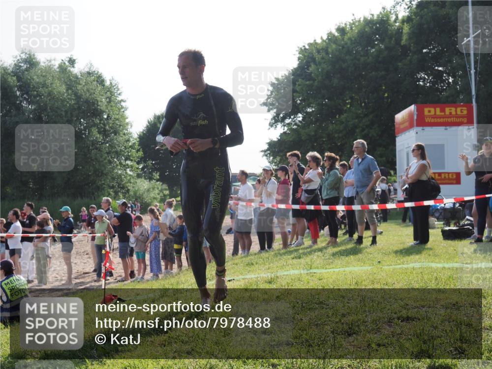 15.06.2025 - 27. Vierlanden-Triathlon KatJ http://msf.ph/oto/7978488 15.06.2025 08:40:23 Schwimmen 67, 82 meine-sportfotos.de