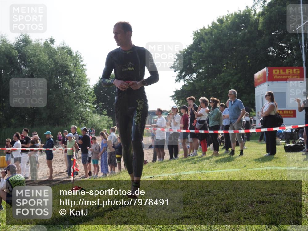 15.06.2025 - 27. Vierlanden-Triathlon KatJ http://msf.ph/oto/7978491 15.06.2025 08:40:24 Schwimmen 67, 82 meine-sportfotos.de