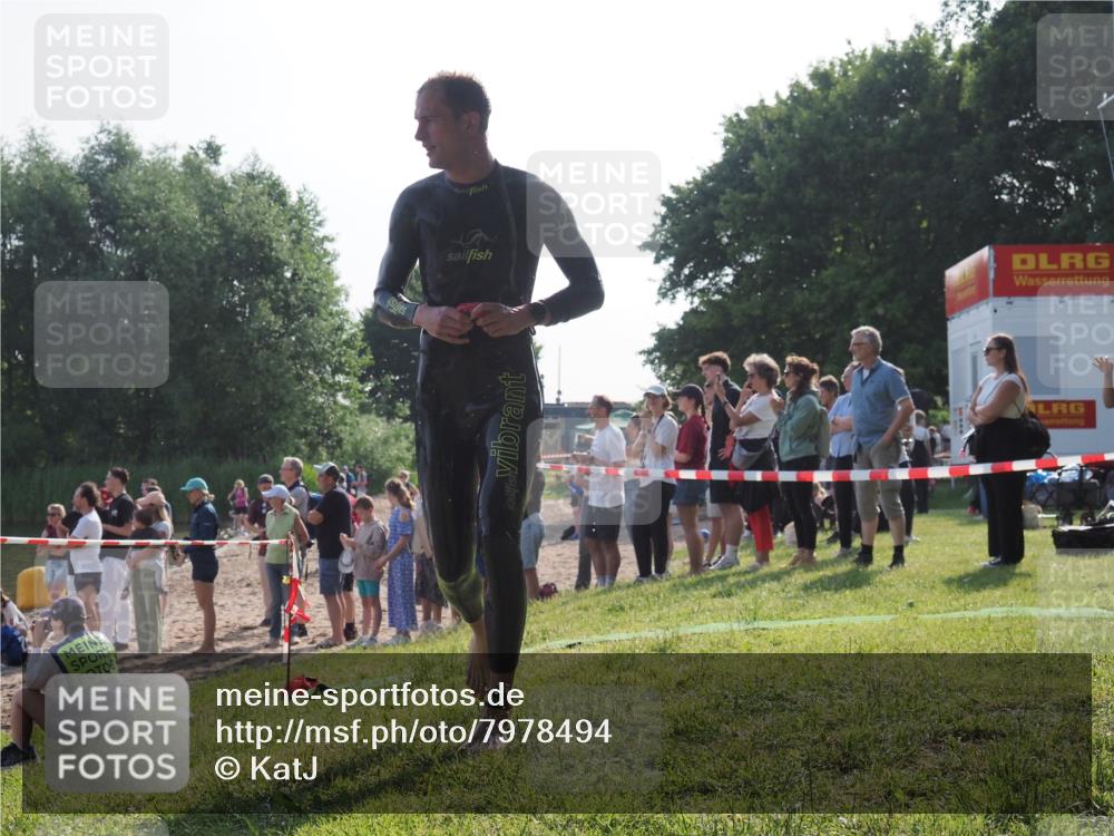 15.06.2025 - 27. Vierlanden-Triathlon KatJ http://msf.ph/oto/7978494 15.06.2025 08:40:24 Schwimmen 67, 82 meine-sportfotos.de