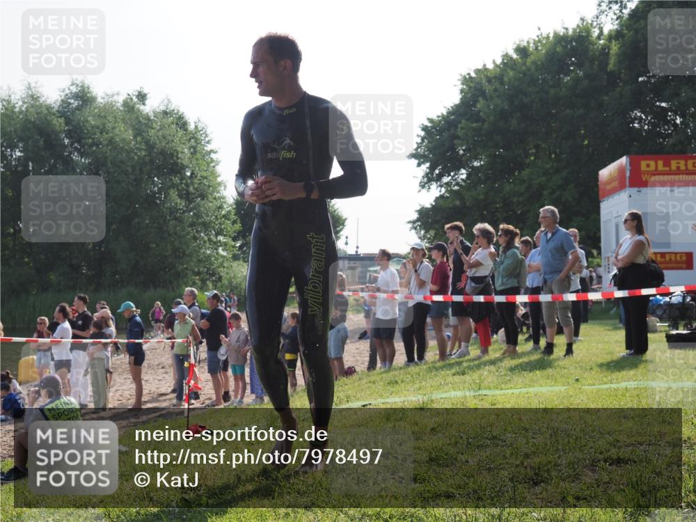 15.06.2025 - 27. Vierlanden-Triathlon KatJ http://msf.ph/oto/7978497 15.06.2025 08:40:24 Schwimmen 67, 82 meine-sportfotos.de
