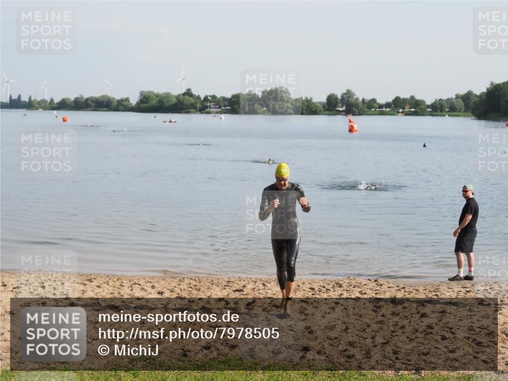 21.06.2025 - 27. Vierlanden-Triathlon MichiJ http://msf.ph/oto/7978505 15.06.2026 08:49:42 Schwimmen 172 meine-sportfotos.de
