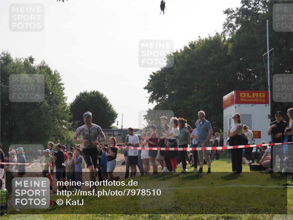15.06.2025 - 27. Vierlanden-Triathlon KatJ http://msf.ph/oto/7978510 15.06.2025 08:40:35 Schwimmen 7 meine-sportfotos.de
