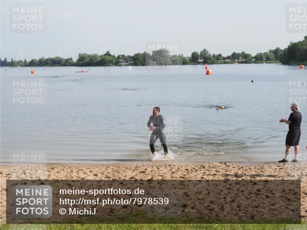 21.06.2025 - 27. Vierlanden-Triathlon MichiJ http://msf.ph/oto/7978539 15.06.2026 08:50:07 Schwimmen 68 meine-sportfotos.de