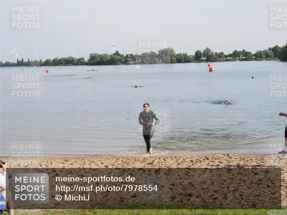 21.06.2025 - 27. Vierlanden-Triathlon MichiJ http://msf.ph/oto/7978554 15.06.2026 08:50:07 Schwimmen 68 meine-sportfotos.de