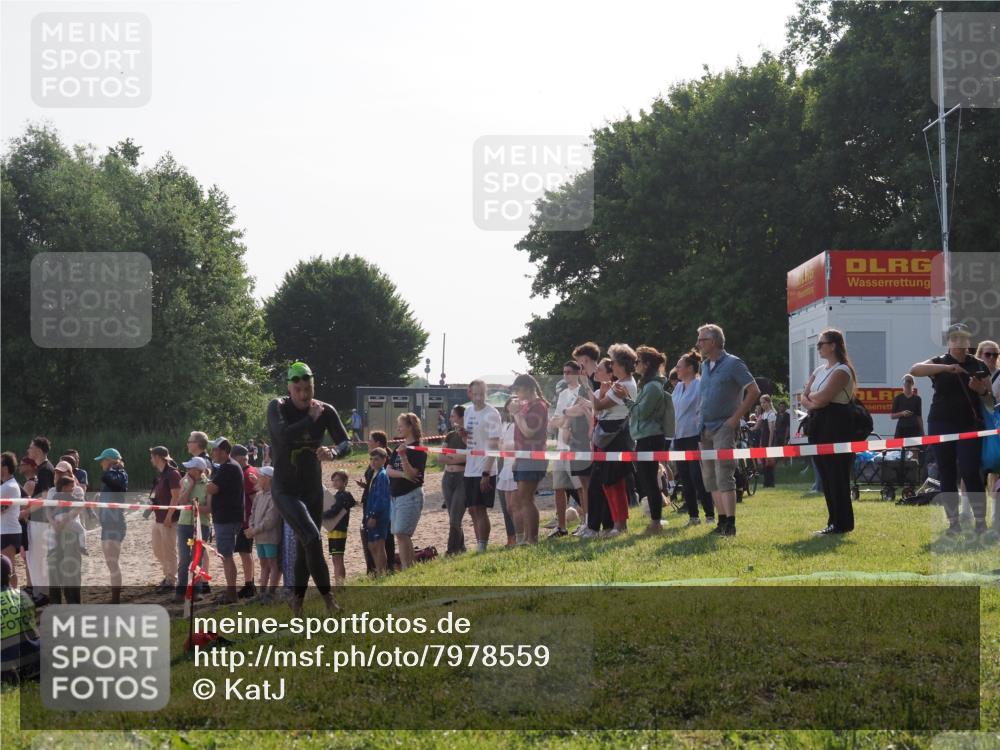 15.06.2025 - 27. Vierlanden-Triathlon KatJ http://msf.ph/oto/7978559 15.06.2025 08:40:44 Schwimmen 5, 7 meine-sportfotos.de