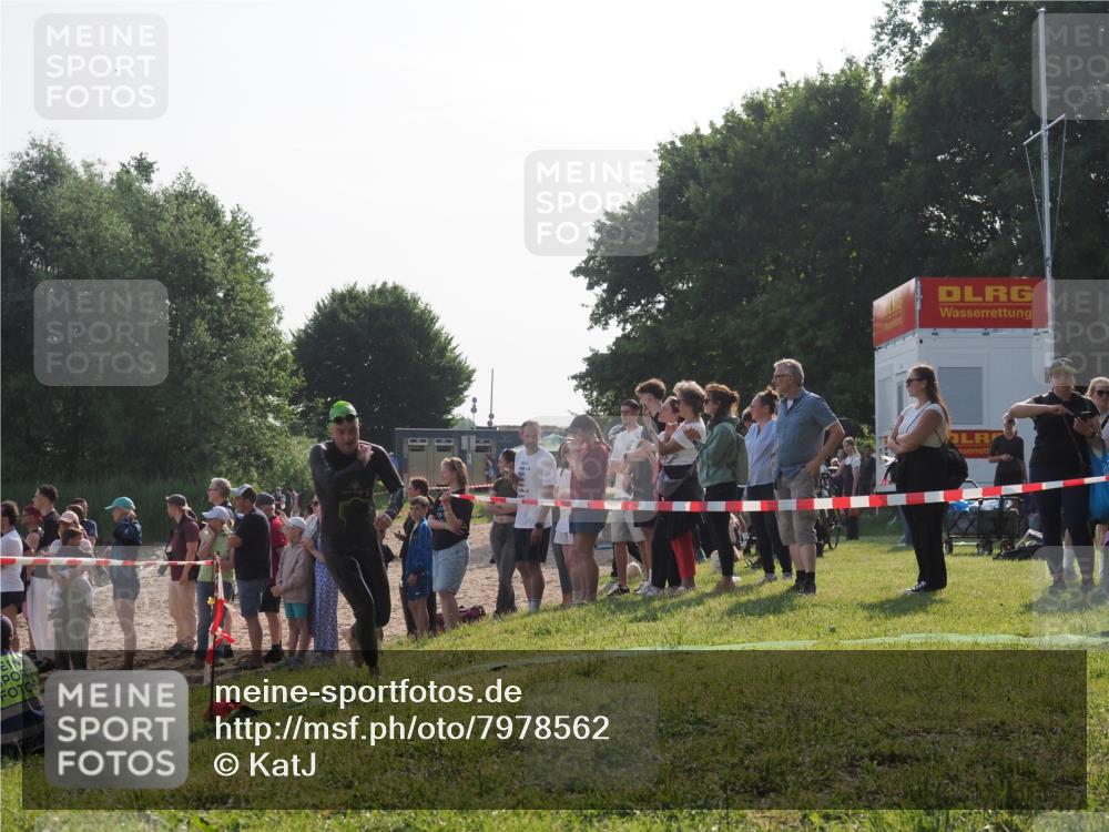 15.06.2025 - 27. Vierlanden-Triathlon KatJ http://msf.ph/oto/7978562 15.06.2025 08:40:45 Schwimmen 5, 7 meine-sportfotos.de