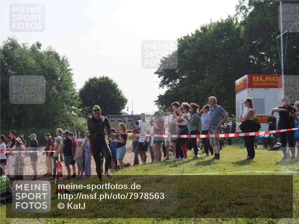 15.06.2025 - 27. Vierlanden-Triathlon KatJ http://msf.ph/oto/7978563 15.06.2025 08:40:45 Schwimmen 5, 7 meine-sportfotos.de