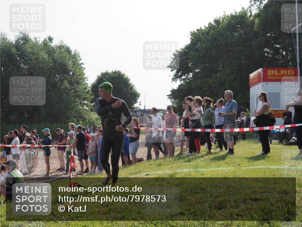 15.06.2025 - 27. Vierlanden-Triathlon KatJ http://msf.ph/oto/7978573 15.06.2025 08:40:46 Schwimmen 5 meine-sportfotos.de