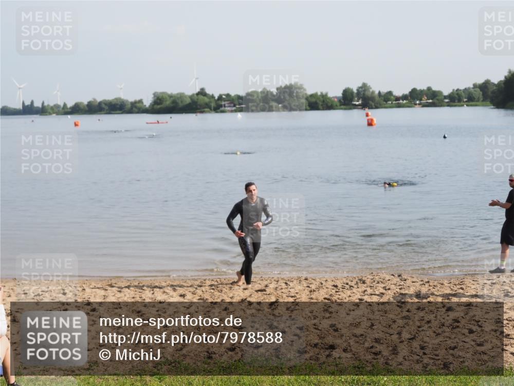 21.06.2025 - 27. Vierlanden-Triathlon MichiJ http://msf.ph/oto/7978588 15.06.2026 08:50:09 Schwimmen 68 meine-sportfotos.de