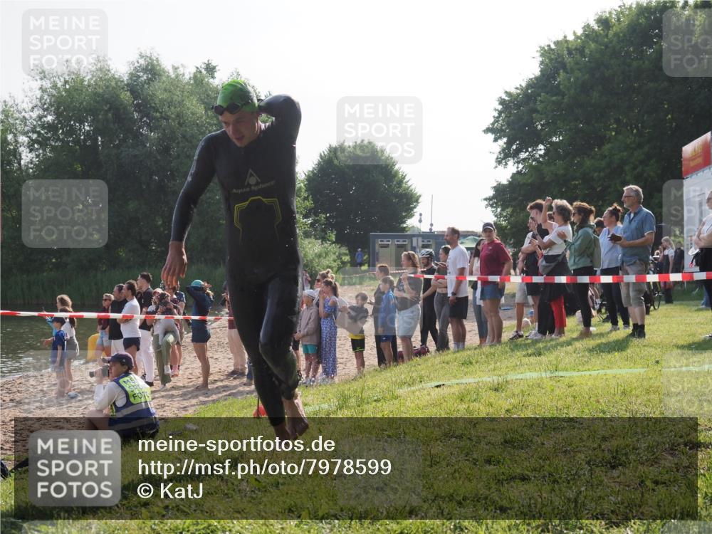15.06.2025 - 27. Vierlanden-Triathlon KatJ http://msf.ph/oto/7978599 15.06.2025 08:40:47 Schwimmen 5 meine-sportfotos.de