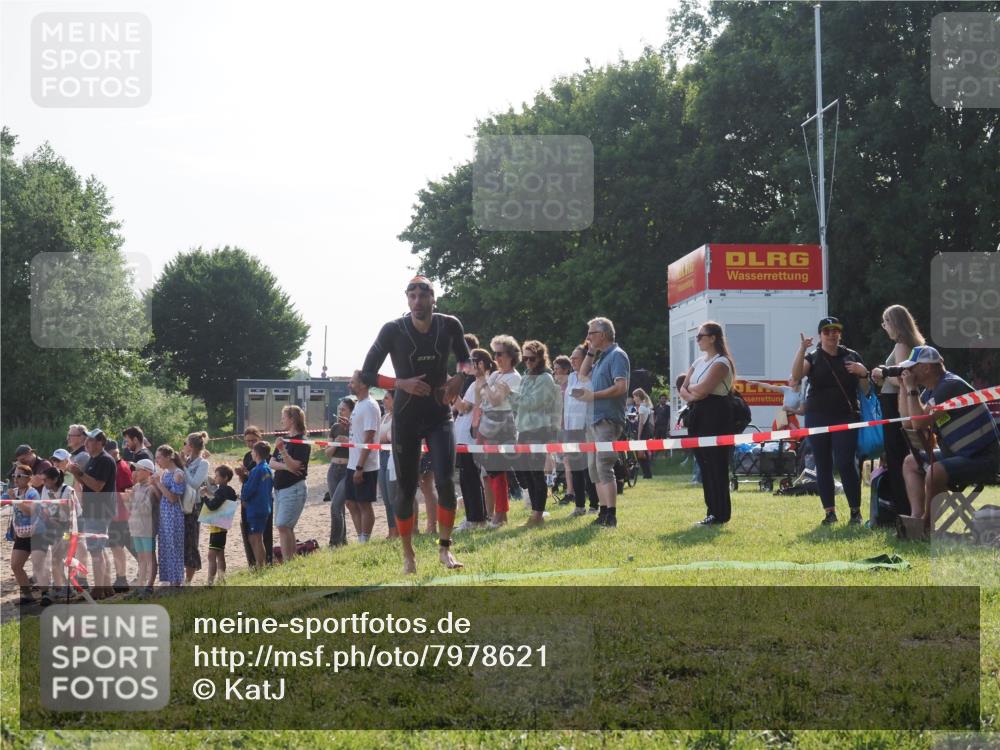 15.06.2025 - 27. Vierlanden-Triathlon KatJ http://msf.ph/oto/7978621 15.06.2025 08:41:02 Schwimmen 99, 114 meine-sportfotos.de