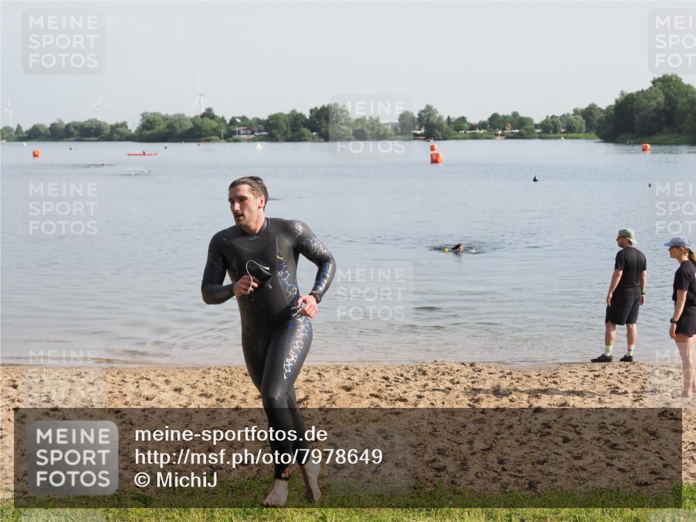 21.06.2025 - 27. Vierlanden-Triathlon MichiJ http://msf.ph/oto/7978649 15.06.2026 08:50:12 Schwimmen 68 meine-sportfotos.de