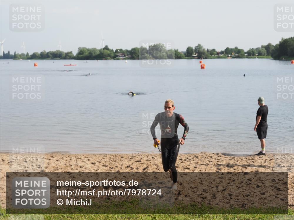 21.06.2025 - 27. Vierlanden-Triathlon MichiJ http://msf.ph/oto/7978724 15.06.2026 08:50:35 Schwimmen 143 meine-sportfotos.de