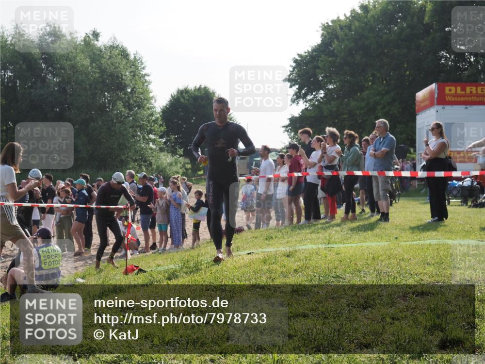 15.06.2025 - 27. Vierlanden-Triathlon KatJ http://msf.ph/oto/7978733 15.06.2025 08:41:12 Schwimmen 22, 99, 109, 114, 129, 138, 147, 176 meine-sportfotos.de