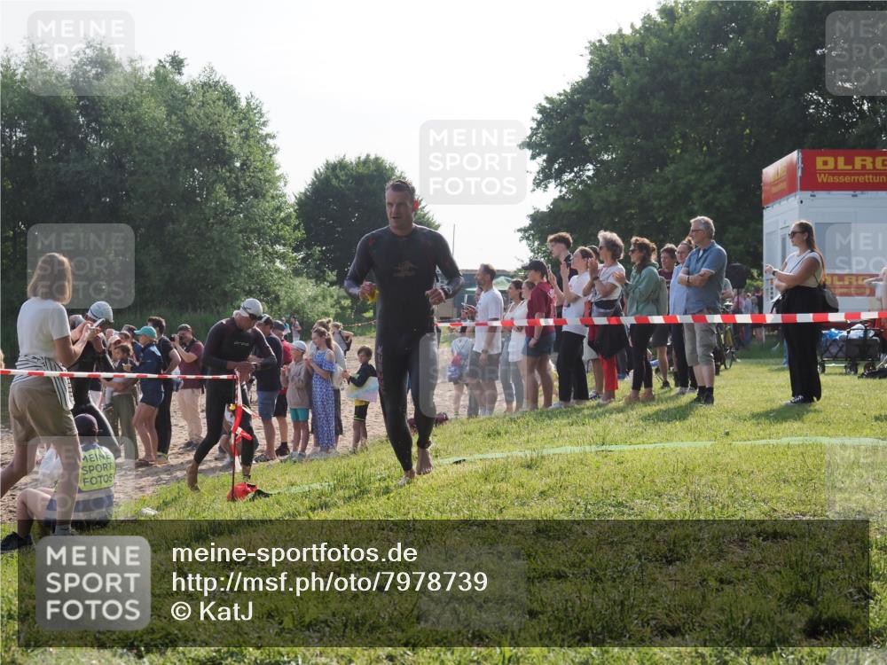15.06.2025 - 27. Vierlanden-Triathlon KatJ http://msf.ph/oto/7978739 15.06.2025 08:41:12 Schwimmen 22, 99, 109, 114, 129, 138, 147, 176 meine-sportfotos.de