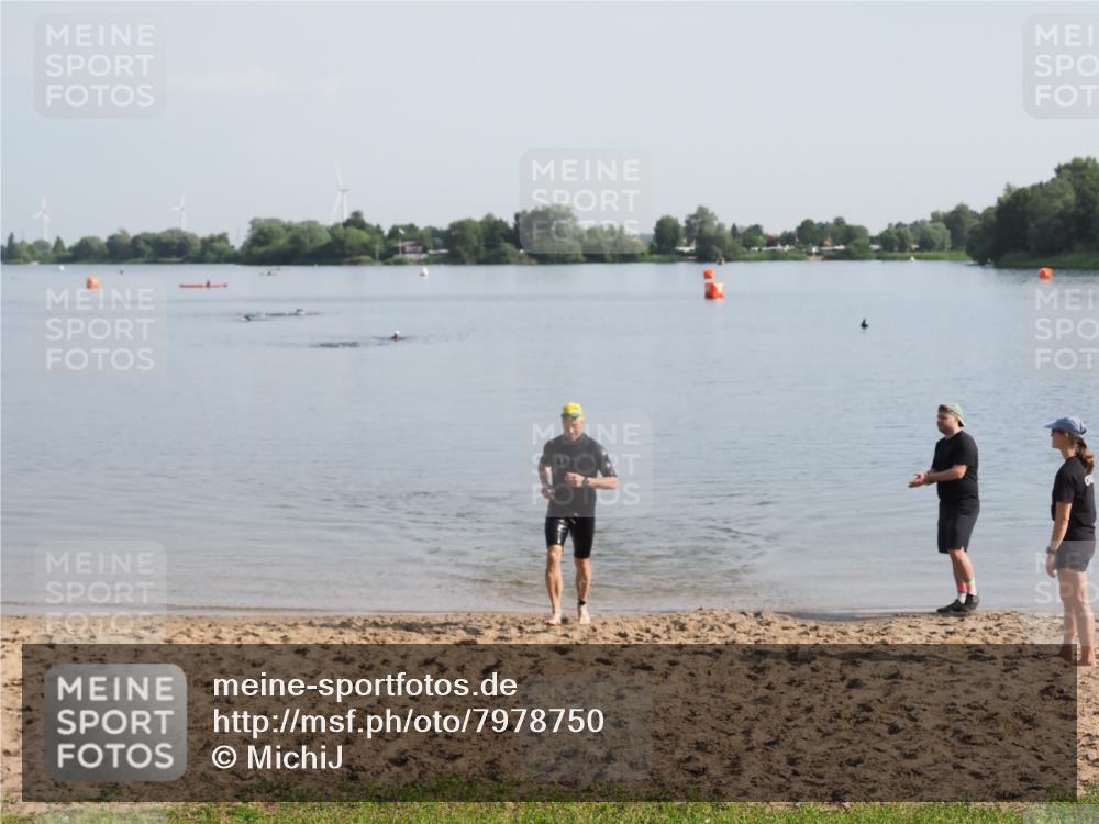 21.06.2025 - 27. Vierlanden-Triathlon MichiJ http://msf.ph/oto/7978750 15.06.2026 08:51:09 Schwimmen 90 meine-sportfotos.de