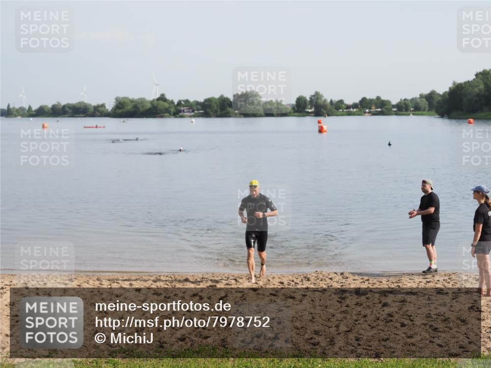 21.06.2025 - 27. Vierlanden-Triathlon MichiJ http://msf.ph/oto/7978752 15.06.2026 08:51:10 Schwimmen 90 meine-sportfotos.de