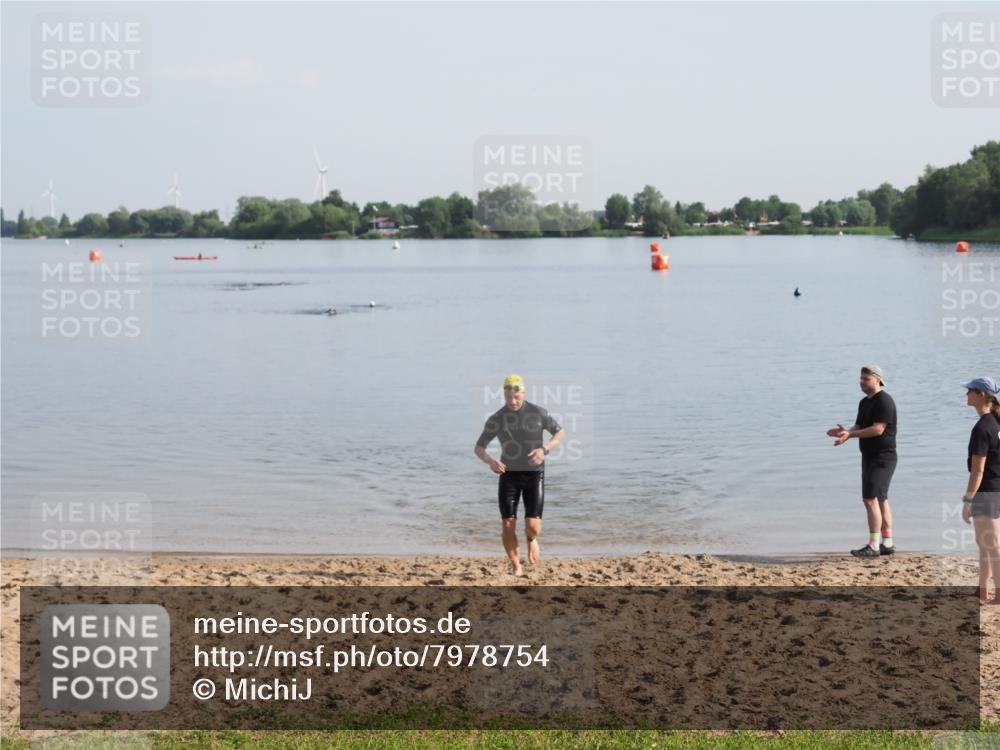 21.06.2025 - 27. Vierlanden-Triathlon MichiJ http://msf.ph/oto/7978754 15.06.2026 08:51:10 Schwimmen 90 meine-sportfotos.de