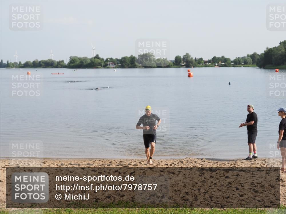 21.06.2025 - 27. Vierlanden-Triathlon MichiJ http://msf.ph/oto/7978757 15.06.2026 08:51:10 Schwimmen 90 meine-sportfotos.de
