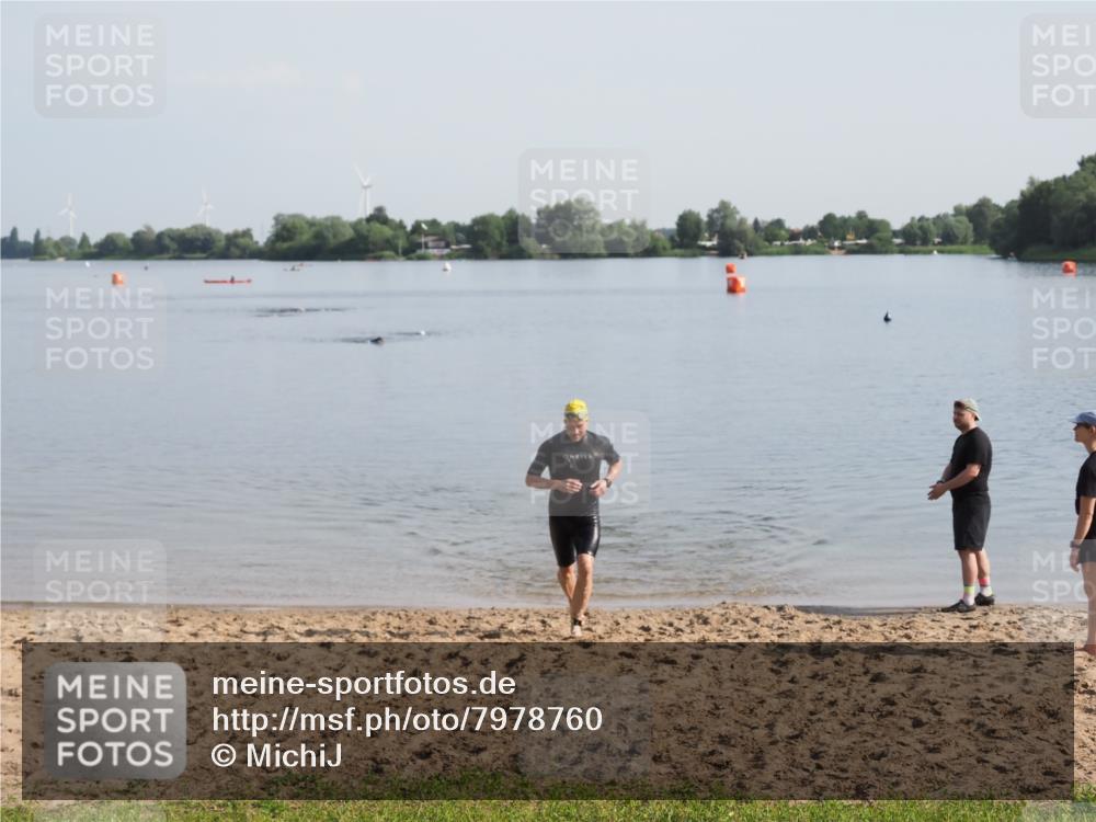 21.06.2025 - 27. Vierlanden-Triathlon MichiJ http://msf.ph/oto/7978760 15.06.2026 08:51:10 Schwimmen 90 meine-sportfotos.de