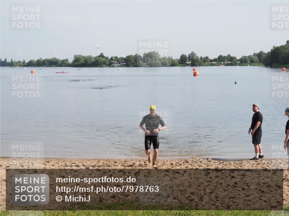 21.06.2025 - 27. Vierlanden-Triathlon MichiJ http://msf.ph/oto/7978763 15.06.2026 08:51:10 Schwimmen 90 meine-sportfotos.de