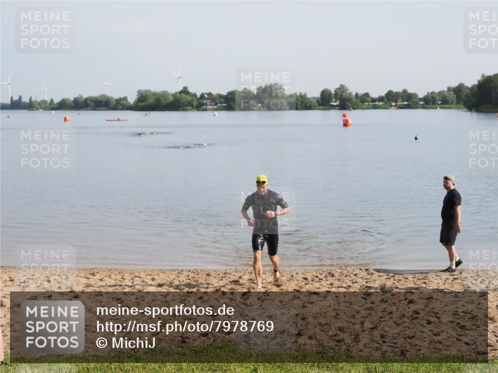 21.06.2025 - 27. Vierlanden-Triathlon MichiJ http://msf.ph/oto/7978769 15.06.2026 08:51:10 Schwimmen 90 meine-sportfotos.de