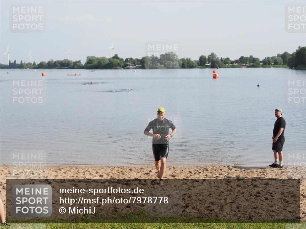 21.06.2025 - 27. Vierlanden-Triathlon MichiJ http://msf.ph/oto/7978778 15.06.2026 08:51:11 Schwimmen 90 meine-sportfotos.de