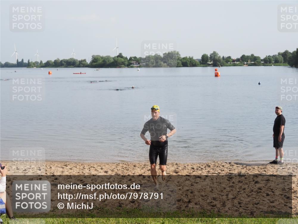 21.06.2025 - 27. Vierlanden-Triathlon MichiJ http://msf.ph/oto/7978791 15.06.2026 08:51:11 Schwimmen 90 meine-sportfotos.de