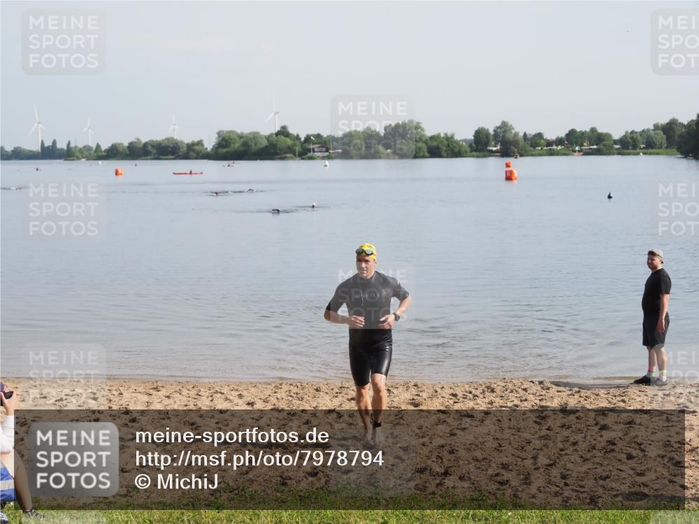 21.06.2025 - 27. Vierlanden-Triathlon MichiJ http://msf.ph/oto/7978794 15.06.2026 08:51:11 Schwimmen 90 meine-sportfotos.de