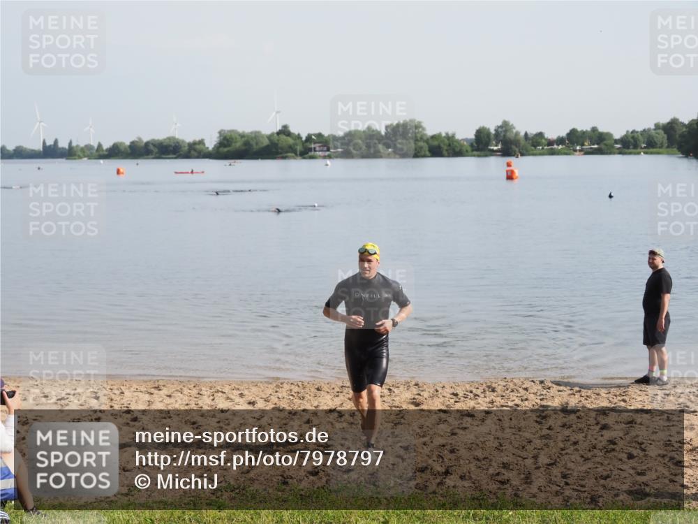 21.06.2025 - 27. Vierlanden-Triathlon MichiJ http://msf.ph/oto/7978797 15.06.2026 08:51:11 Schwimmen 90 meine-sportfotos.de