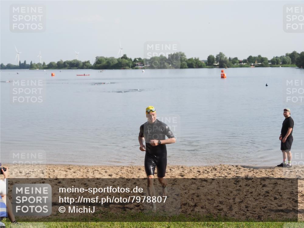 21.06.2025 - 27. Vierlanden-Triathlon MichiJ http://msf.ph/oto/7978807 15.06.2026 08:51:12 Schwimmen 90 meine-sportfotos.de