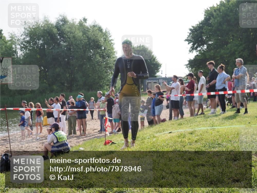 15.06.2025 - 27. Vierlanden-Triathlon KatJ http://msf.ph/oto/7978946 15.06.2025 08:41:50 Schwimmen 122 meine-sportfotos.de