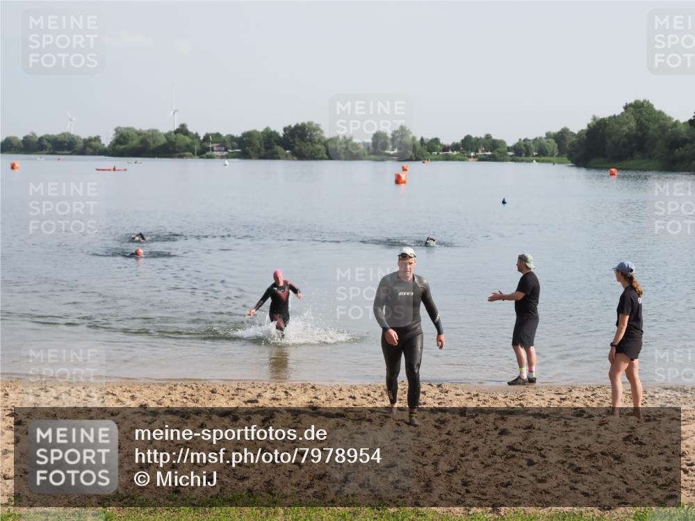 21.06.2025 - 27. Vierlanden-Triathlon MichiJ http://msf.ph/oto/7978954 15.06.2026 08:52:46 Schwimmen 98, 233 meine-sportfotos.de
