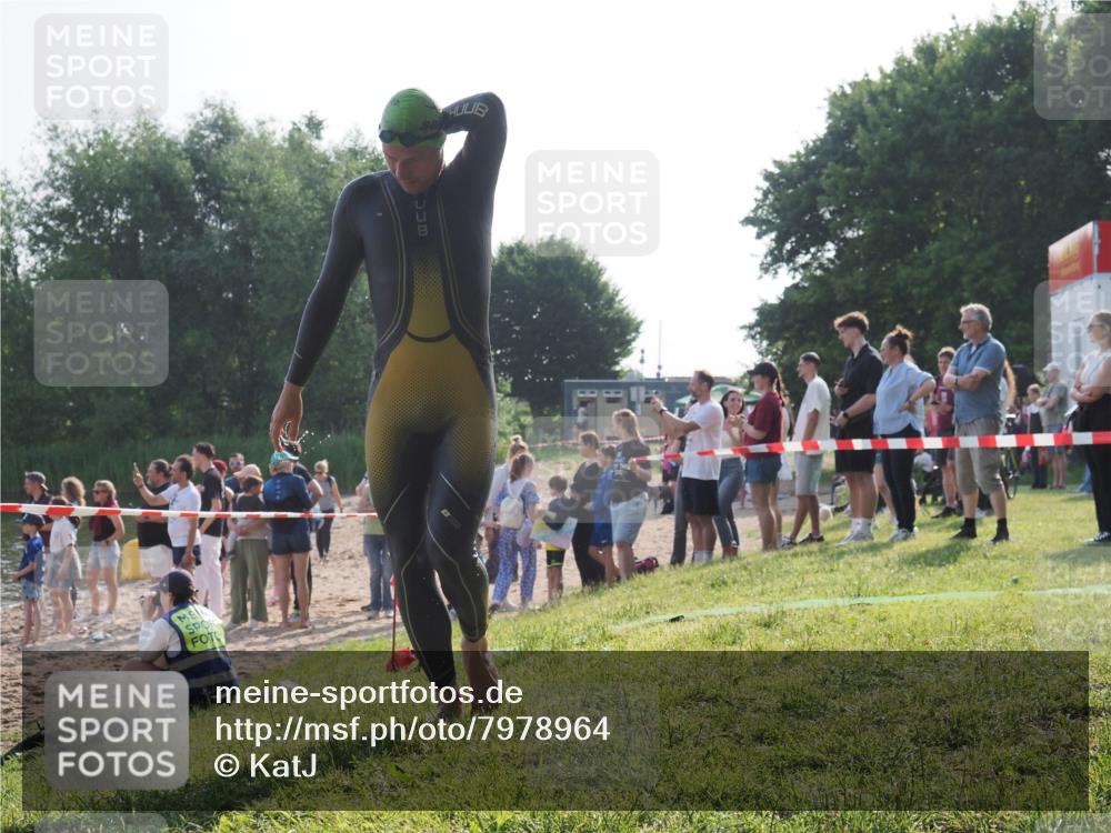 15.06.2025 - 27. Vierlanden-Triathlon KatJ http://msf.ph/oto/7978964 15.06.2025 08:41:51 Schwimmen 122 meine-sportfotos.de