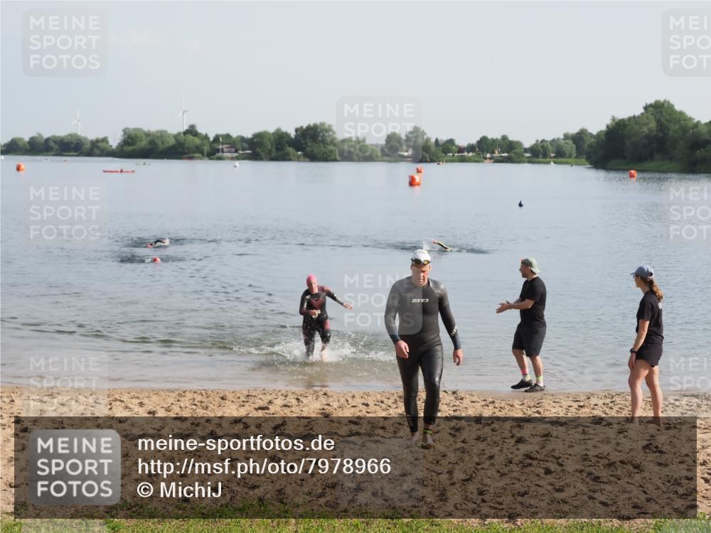 21.06.2025 - 27. Vierlanden-Triathlon MichiJ http://msf.ph/oto/7978966 15.06.2026 08:52:47 Schwimmen 98, 233 meine-sportfotos.de