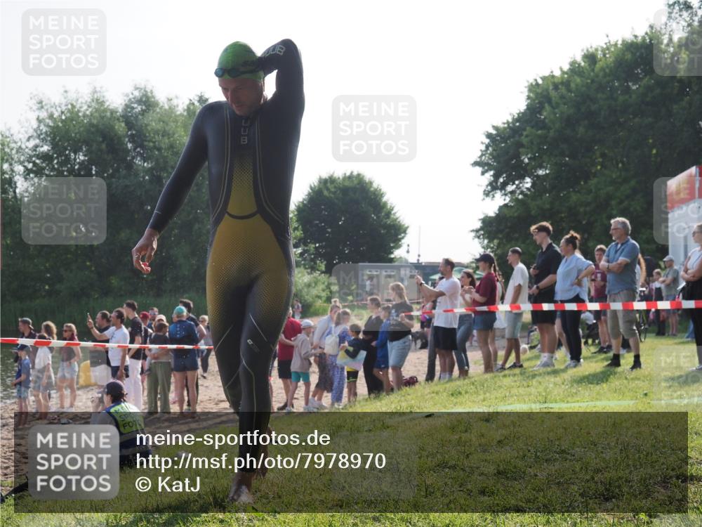 15.06.2025 - 27. Vierlanden-Triathlon KatJ http://msf.ph/oto/7978970 15.06.2025 08:41:52 Schwimmen 122 meine-sportfotos.de