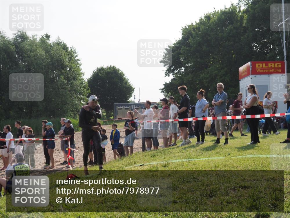 15.06.2025 - 27. Vierlanden-Triathlon KatJ http://msf.ph/oto/7978977 15.06.2025 08:42:10 Schwimmen 121, 128, 135 meine-sportfotos.de
