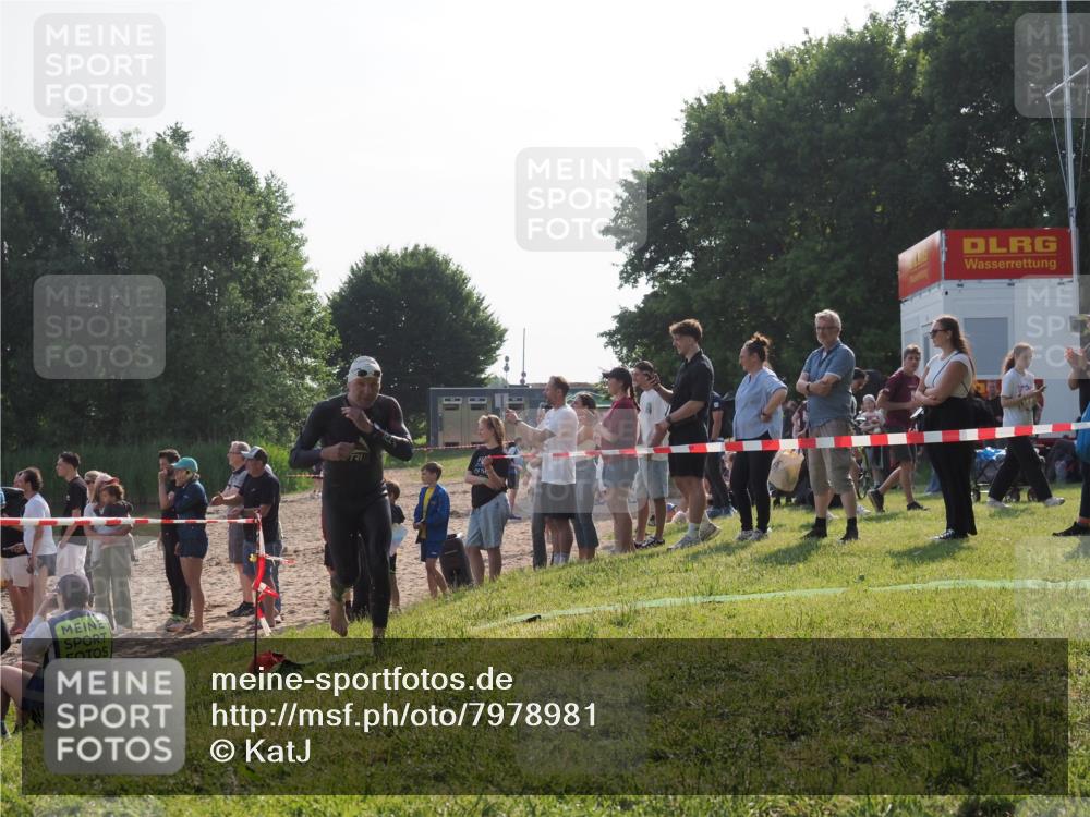 15.06.2025 - 27. Vierlanden-Triathlon KatJ http://msf.ph/oto/7978981 15.06.2025 08:42:10 Schwimmen 121, 128, 135 meine-sportfotos.de