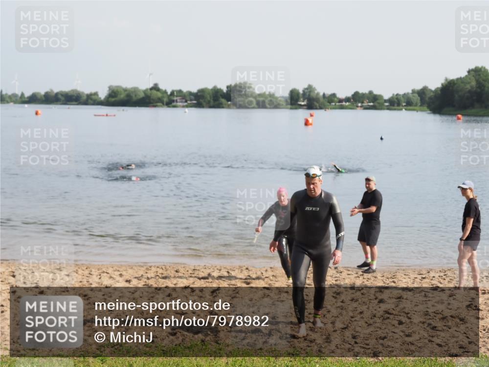 21.06.2025 - 27. Vierlanden-Triathlon MichiJ http://msf.ph/oto/7978982 15.06.2026 08:52:49 Schwimmen 98, 233 meine-sportfotos.de