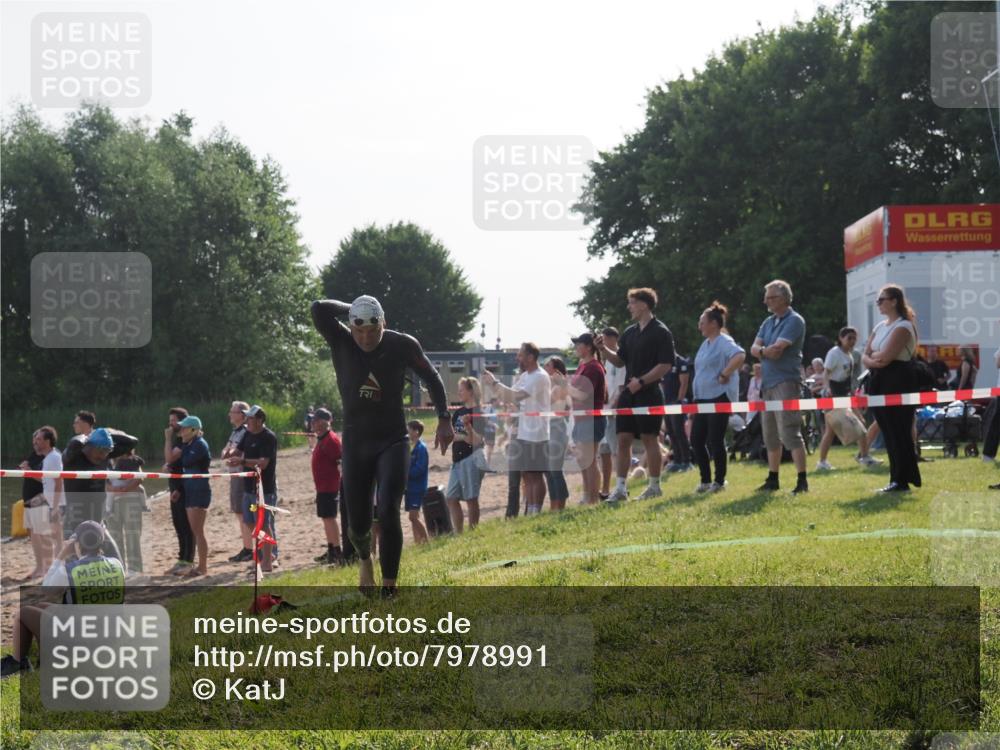 15.06.2025 - 27. Vierlanden-Triathlon KatJ http://msf.ph/oto/7978991 15.06.2025 08:42:11 Schwimmen 71, 121, 128, 135 meine-sportfotos.de