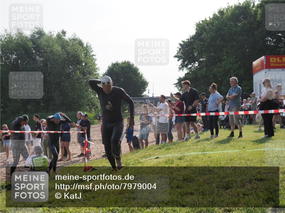 15.06.2025 - 27. Vierlanden-Triathlon KatJ http://msf.ph/oto/7979004 15.06.2025 08:42:11 Schwimmen 71, 121, 128, 135 meine-sportfotos.de