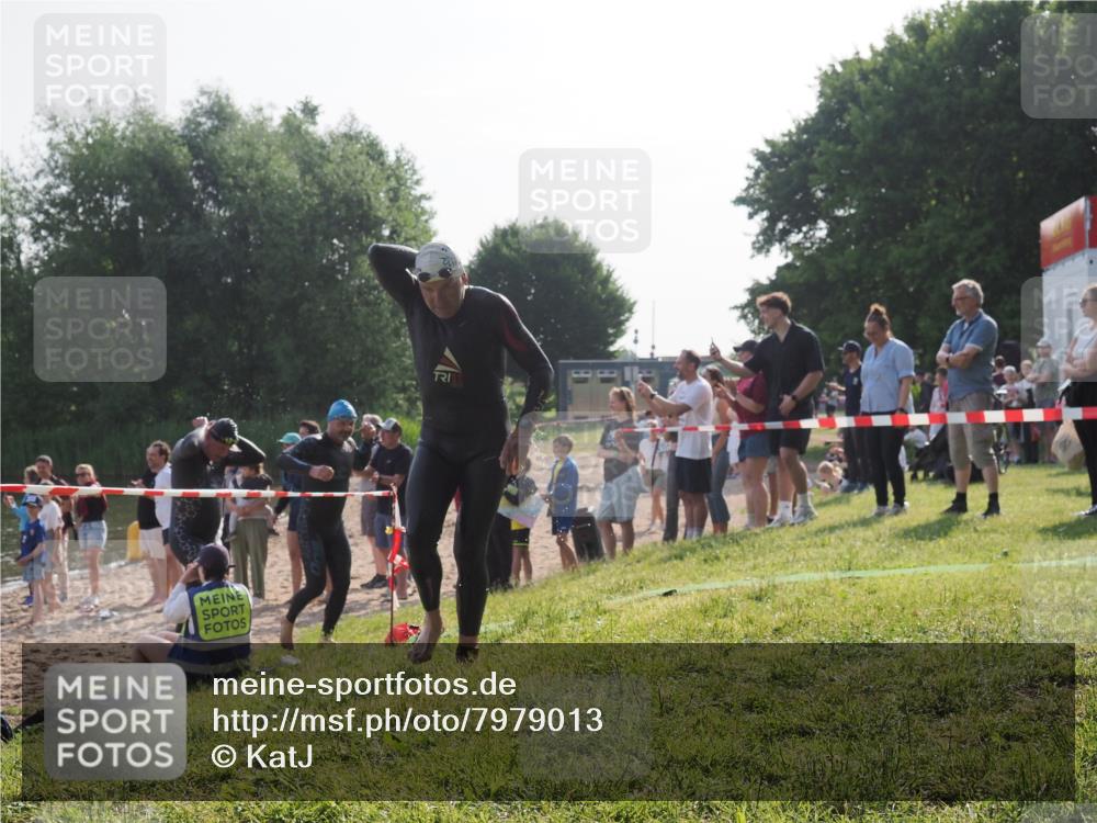 15.06.2025 - 27. Vierlanden-Triathlon KatJ http://msf.ph/oto/7979013 15.06.2025 08:42:12 Schwimmen 71, 121, 128, 135 meine-sportfotos.de