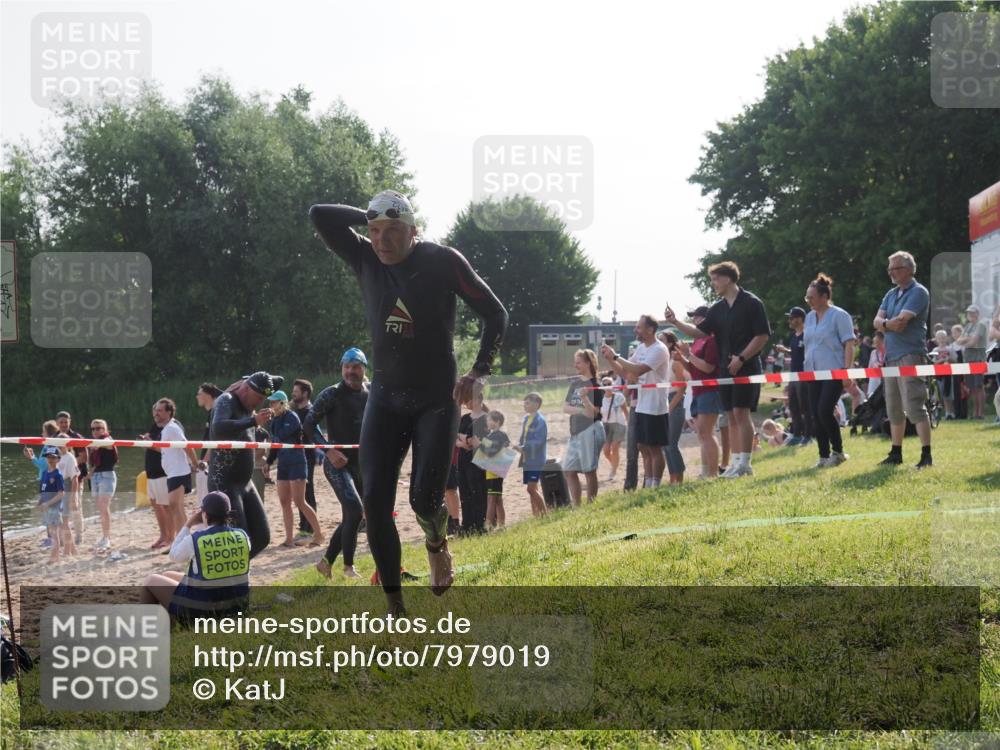 15.06.2025 - 27. Vierlanden-Triathlon KatJ http://msf.ph/oto/7979019 15.06.2025 08:42:12 Schwimmen 71, 121, 128, 135 meine-sportfotos.de