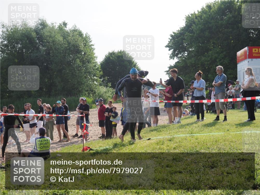 15.06.2025 - 27. Vierlanden-Triathlon KatJ http://msf.ph/oto/7979027 15.06.2025 08:42:14 Schwimmen 71, 121, 128, 135, 191 meine-sportfotos.de