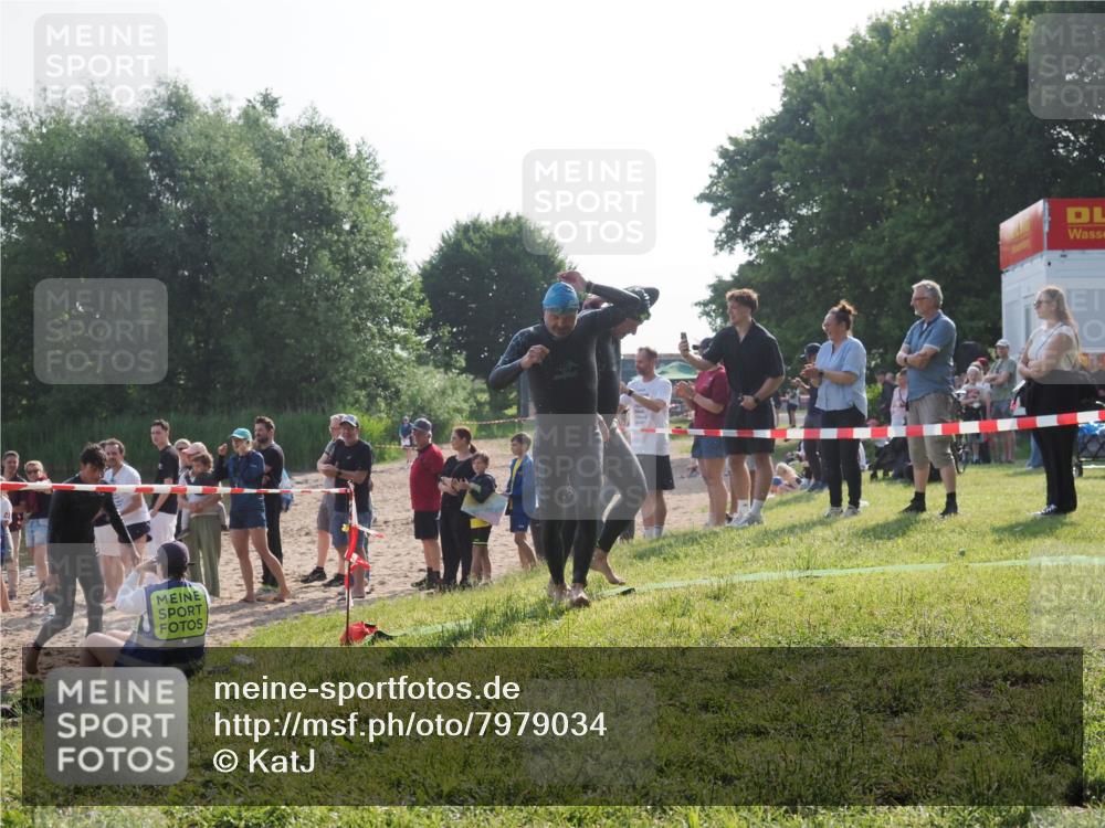 15.06.2025 - 27. Vierlanden-Triathlon KatJ http://msf.ph/oto/7979034 15.06.2025 08:42:15 Schwimmen 71, 121, 128, 135, 191 meine-sportfotos.de