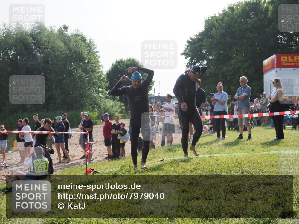 15.06.2025 - 27. Vierlanden-Triathlon KatJ http://msf.ph/oto/7979040 15.06.2025 08:42:15 Schwimmen 71, 121, 128, 135, 191 meine-sportfotos.de