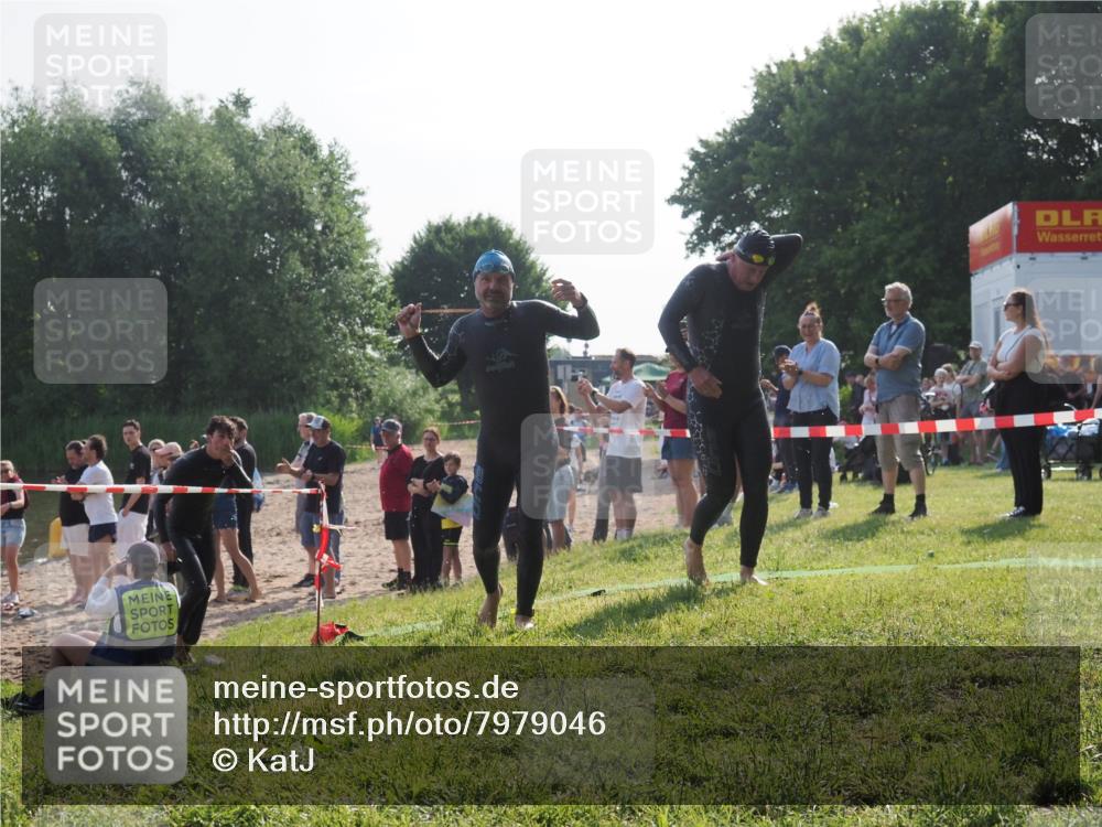 15.06.2025 - 27. Vierlanden-Triathlon KatJ http://msf.ph/oto/7979046 15.06.2025 08:42:16 Schwimmen 71, 121, 128, 135, 191 meine-sportfotos.de